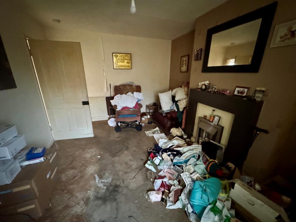 Lot: 81 - THREE-BEDROOM SEMI-DETACHED FOR IMPROVEMENT - Living room